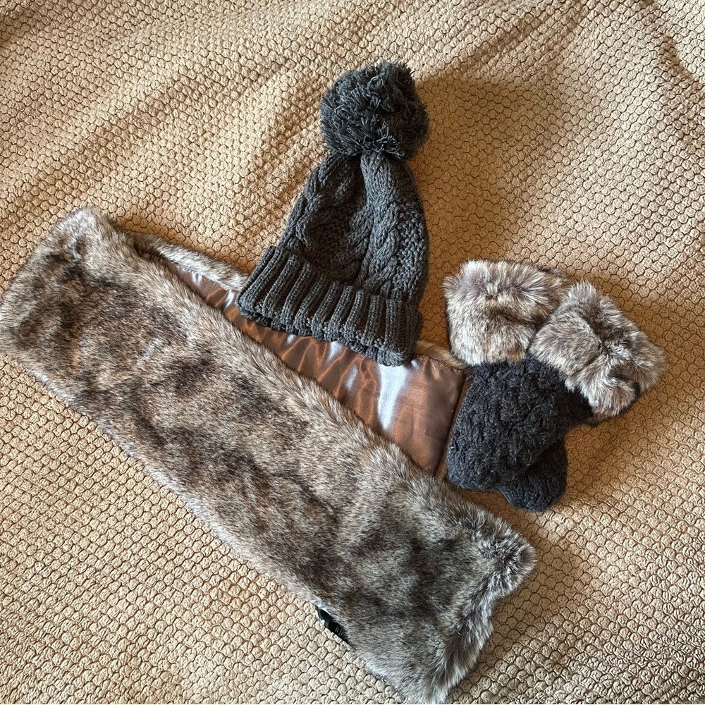 *SOLD* 
Winter accessory set